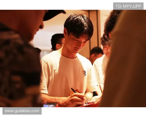 杨明洋自信展现比赛优势称预判精准逼抢凶狠并表示与队友配合默契无障碍 杨明洋自信展现比赛优势称预判精准逼抢凶狠并表示与队友配合默契无障碍